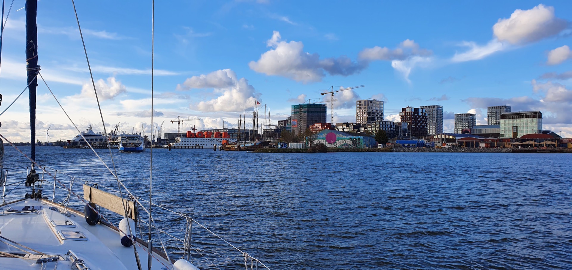 Orion 5 unter Segeln vor der Küste